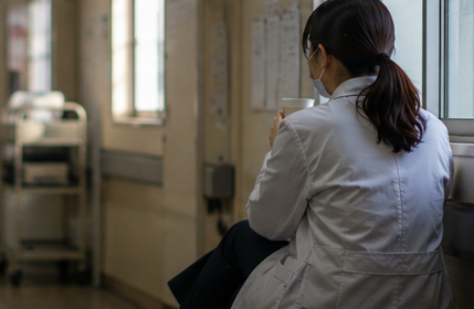 休憩スペースで考え込む臨床検査技師のイメージ