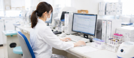 健診センターで検査準備をする臨床検査技師