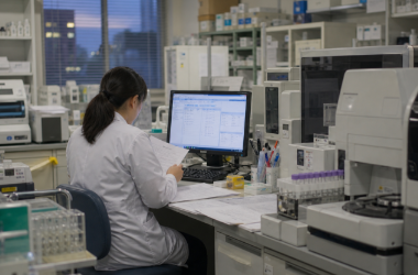 検査室で業務を確認する臨床検査技師