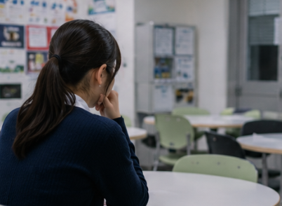 検査データを確認する臨床検査技師の手元