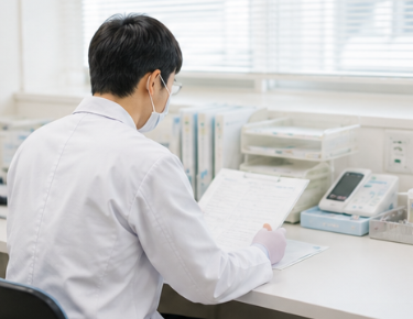 健診施設で検査データを整理する臨床検査技師