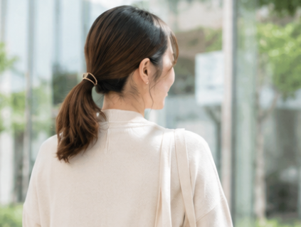 終業後に立ち止まる臨床検査技師